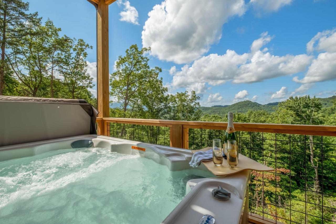 New / 3 King Suites / Sleeps12 / View / 5 Mi To Pf / Hot Tub 塞维尔维尔 外观 照片